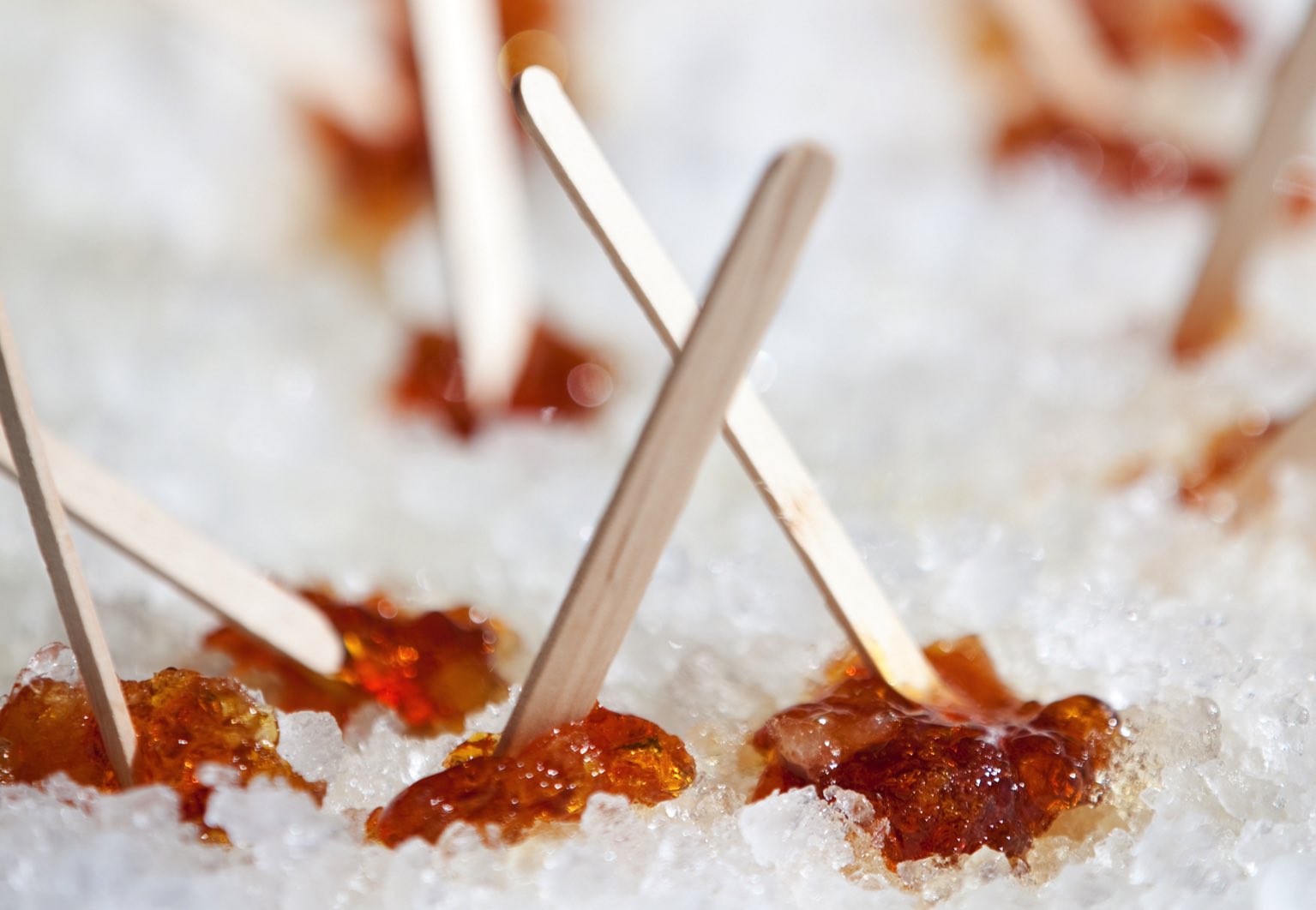 Sucettes d'érable sur la neige